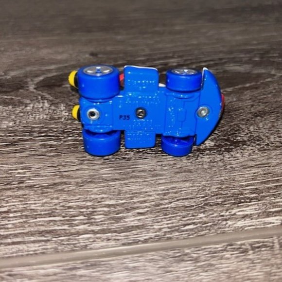 Hot Wheels GBG26 Mario Kart DieCast Mario Standard Kart Vehicle for Rainbow Road - Picture 3 of 3